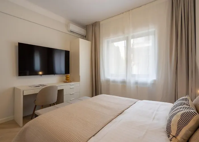 Apartman Big & Bright 3br Getaway - Spot - Balcony Charm *