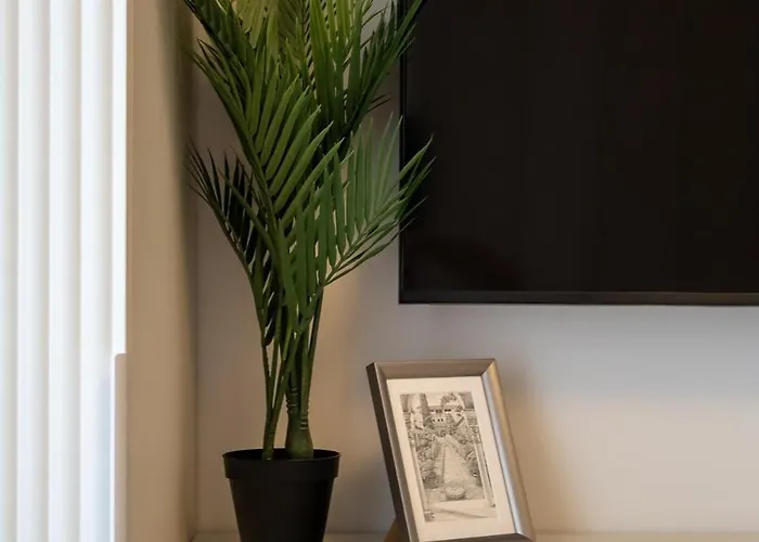 Big & Bright 3br Getaway - Spot - Balcony Charm Apartman