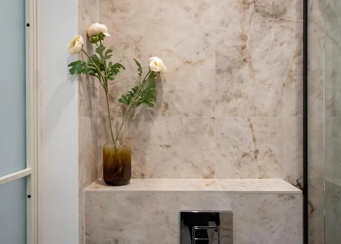 Apartman Big & Bright 3br Getaway - Spot - Balcony Charm