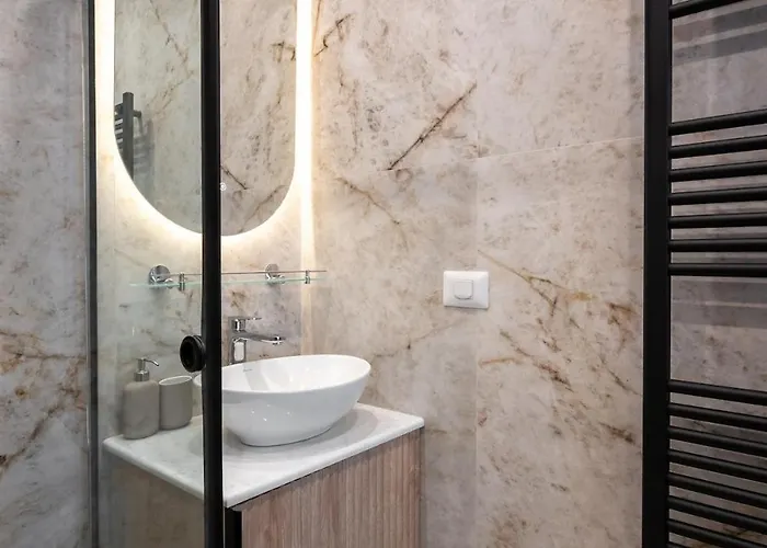 Apartman Big & Bright 3br Getaway - Spot - Balcony Charm