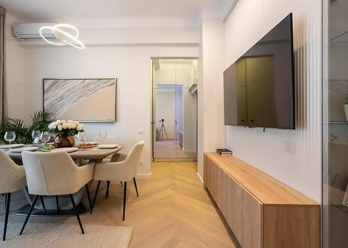 Apartman Big & Bright 3br Getaway - Spot - Balcony Charm