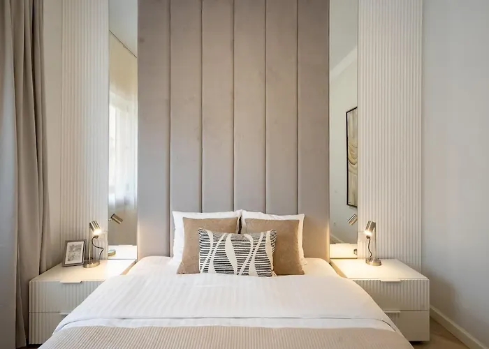 Big & Bright 3br Getaway - Spot - Balcony Charm Apartman *