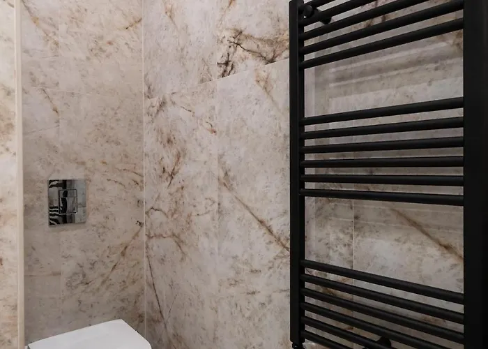 Apartman Big & Bright 3br Getaway - Spot - Balcony Charm