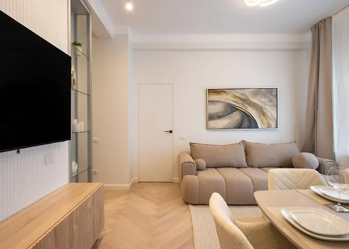 Big & Bright 3br Getaway - Spot - Balcony Charm *