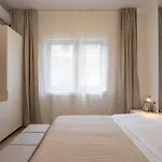 Апартаменти Big & Bright 3br Getaway - Spot - Balcony Charm *