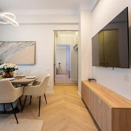 Apartment Big & Bright 3br Getaway - Spot - Balcony Charm