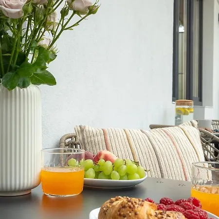 Apartment Big & Bright 3br Getaway - Spot - Balcony Charm *