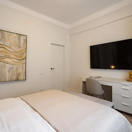 Apartment Big & Bright 3br Getaway - Spot - Balcony Charm