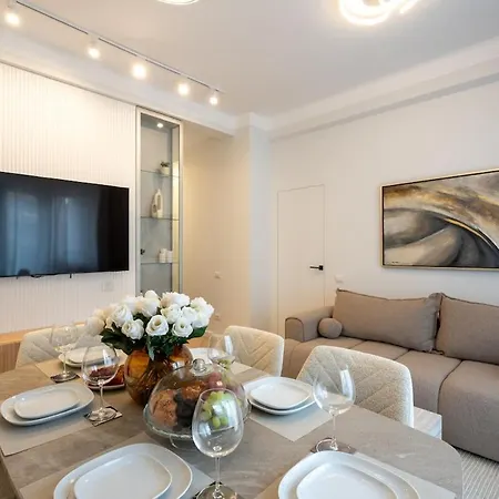 Apartment Big & Bright 3br Getaway - Spot - Balcony Charm *