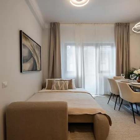 Apartman Big & Bright 3br Getaway - Spot - Balcony Charm