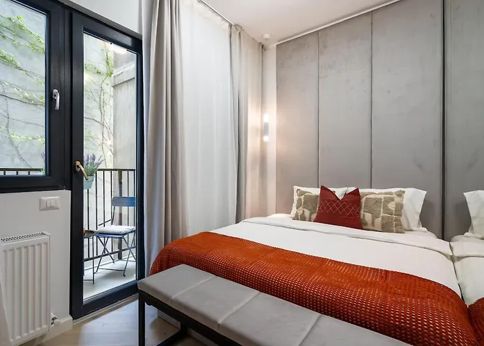 Apartman Big & Bright 3br Getaway - Spot - Balcony Charm
