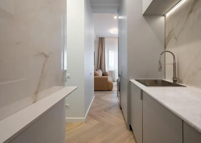 Big & Bright 3br Getaway - Spot - Balcony Charm *