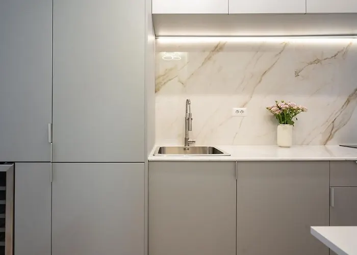 Apartament Big & Bright 3br Getaway - Spot - Balcony Charm