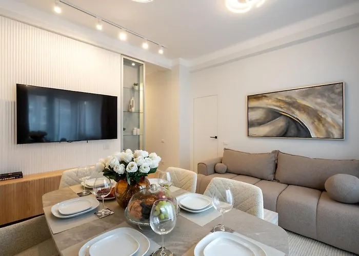 Apartman Big & Bright 3br Getaway - Spot - Balcony Charm *