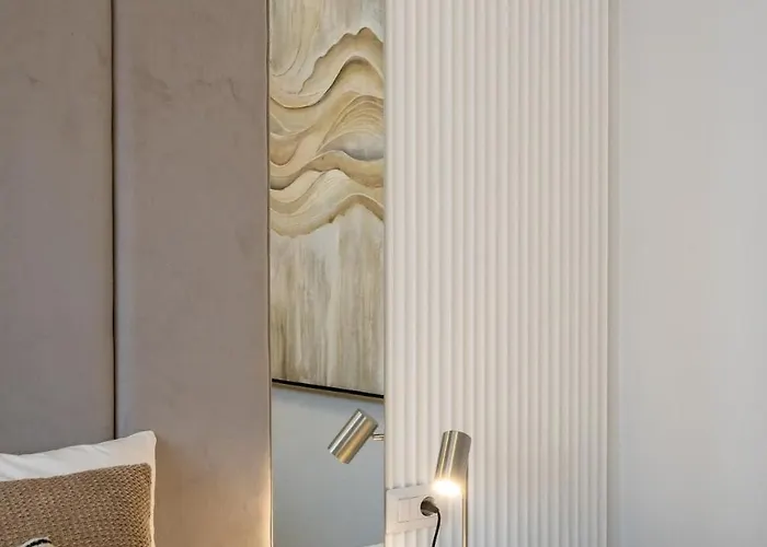 Big & Bright 3br Getaway - Spot - Balcony Charm