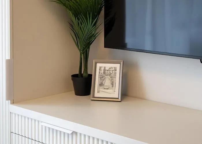 Apartament Big & Bright 3br Getaway - Spot - Balcony Charm