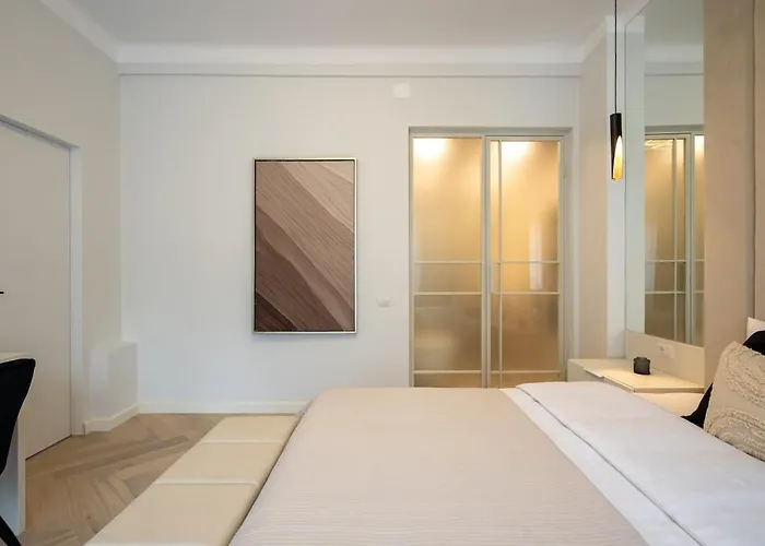 Big & Bright 3br Getaway - Spot - Balcony Charm