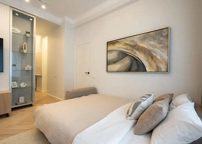 Big & Bright 3br Getaway - Spot - Balcony Charm *