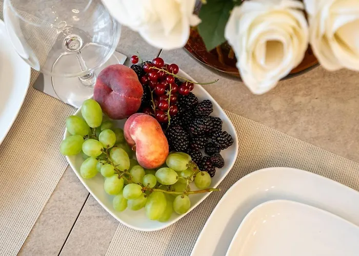 Apartment Big & Bright 3br Getaway - Spot - Balcony Charm *