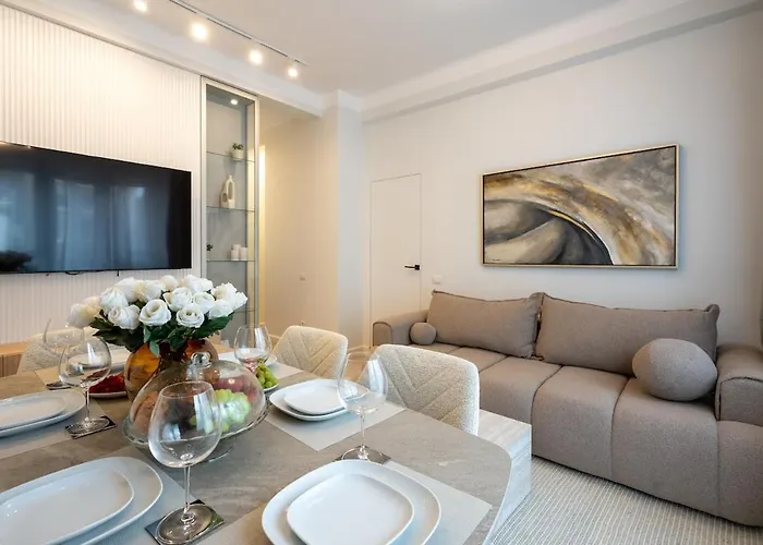 Apartament Big & Bright 3br Getaway - Spot - Balcony Charm *