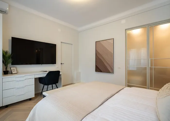 Big & Bright 3br Getaway - Spot - Balcony Charm Apartman