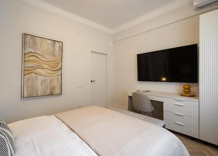 Apartment Big & Bright 3br Getaway - Spot - Balcony Charm