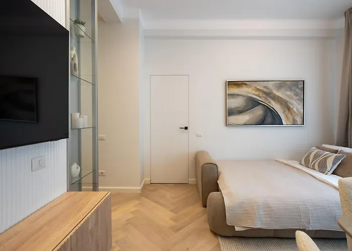 Apartment Big & Bright 3br Getaway - Spot - Balcony Charm Bukarest