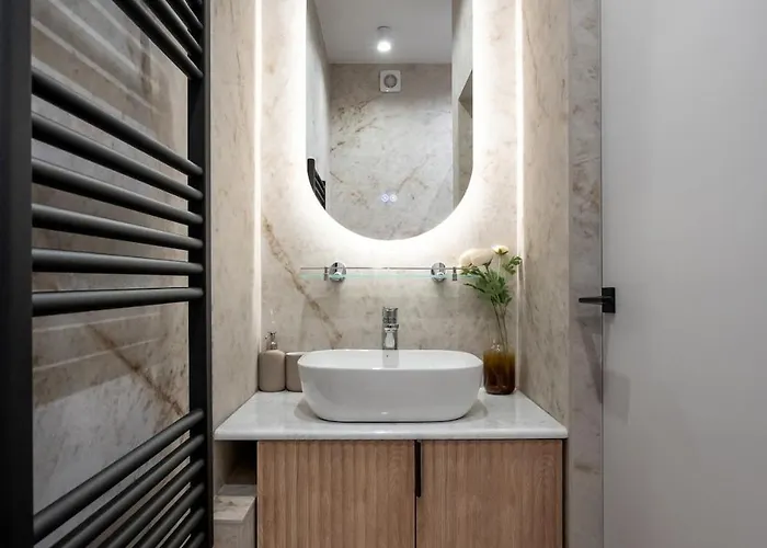 Apartment Big & Bright 3br Getaway - Spot - Balcony Charm Bukarest